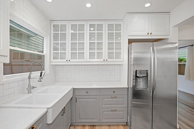 Building Photo - Upgraded 2br Coronado House, Bonus Room, Yard & Garage!
