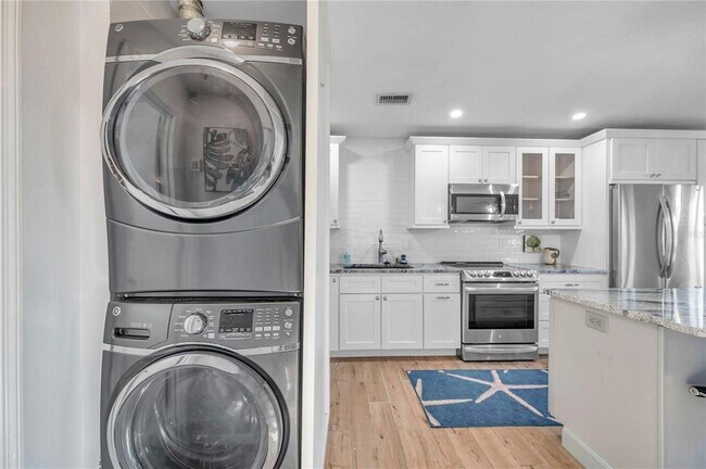 Building Photo - 4728 Beach Dr SE