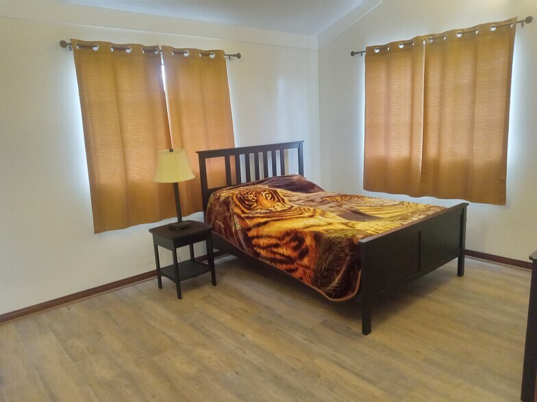 Building Photo - 408 S Ash Ave