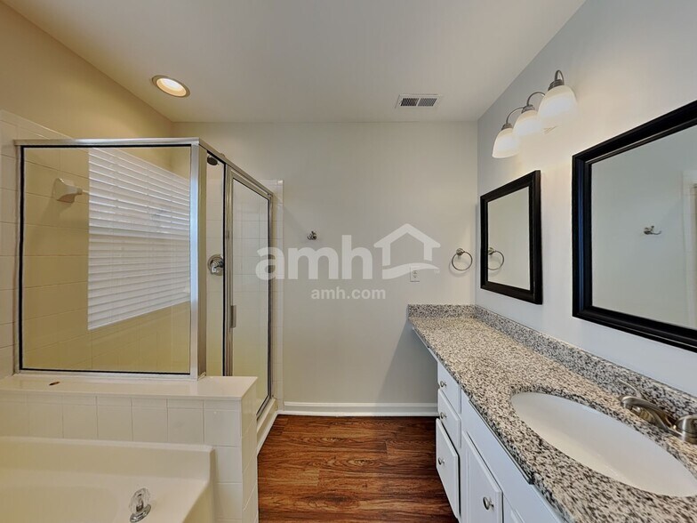 Building Photo - 1019 Canopy Dr