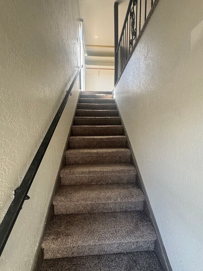 Building Photo - 2 Bed | 1 Bath | Approx. 1,035 Sq Ft