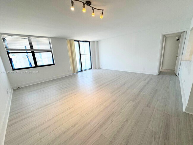 Building Photo - 18151 NE 31st Ct