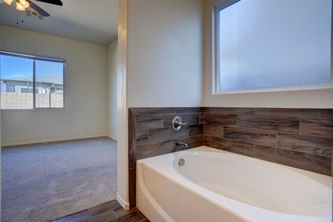 Building Photo - 3 bed 2 bath home for Rent in Quailwood!