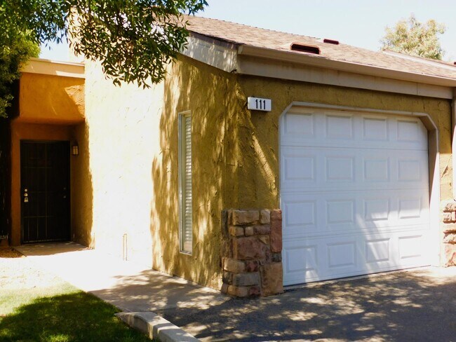 Primary Photo - 7178 N Fruit Ave