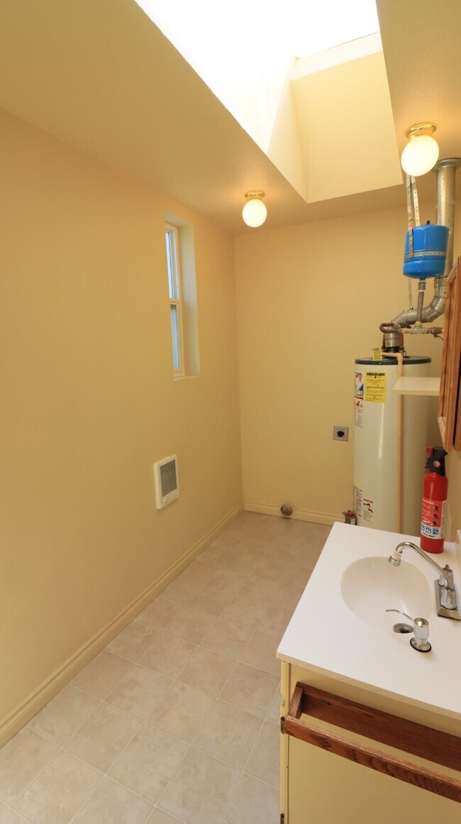 Building Photo - One bedroom house midtown Bend