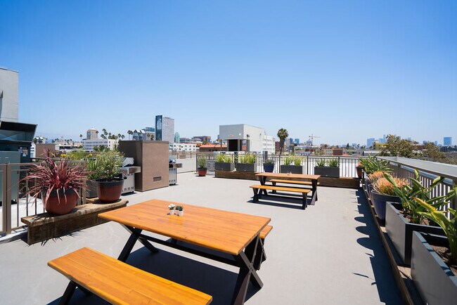 Rooftop - 820 S Wilton Pl