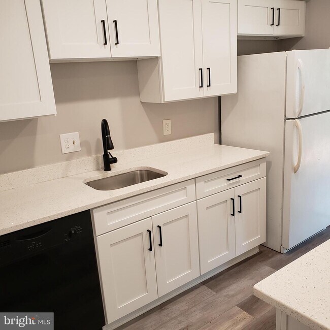 Building Photo - 102 Cypress Point Cir