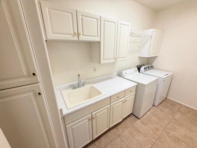 Building Photo - 2050 W Warm Springs Rd