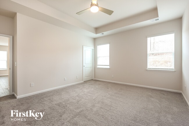 Building Photo - 574 Hillpark Ln