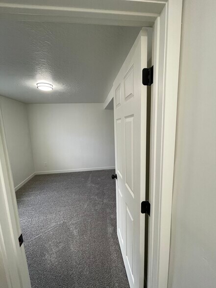 Building Photo - 844 N Basalt