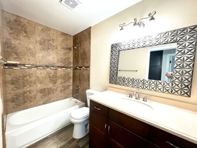 Building Photo - 3 Bedroom Pool Home on Golf Course