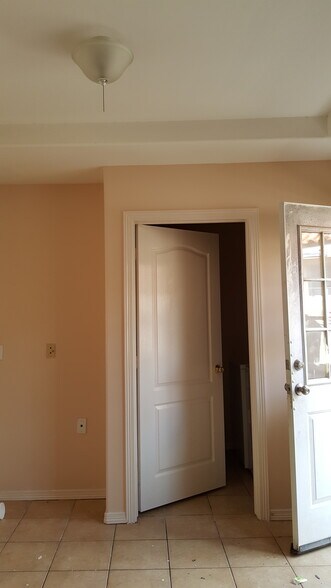 Building Photo - 2512 Redbud Ave