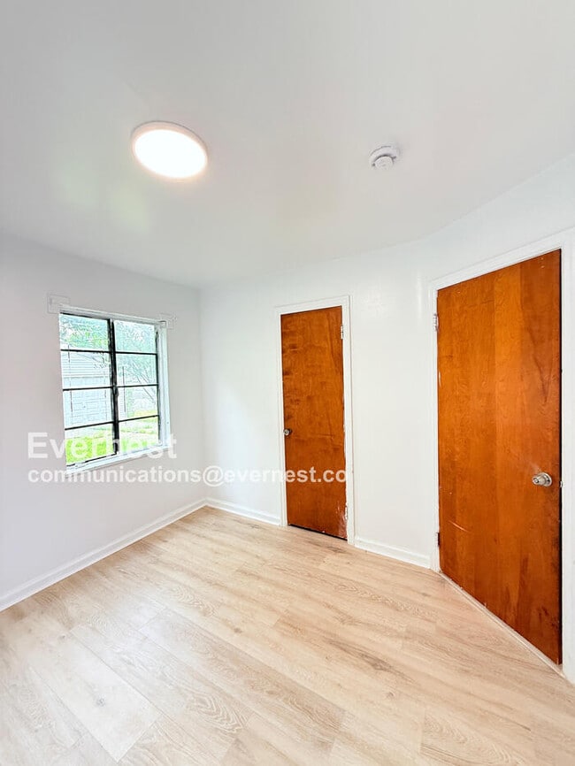 Building Photo - 18184 Riopelle St