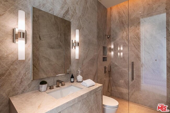 Building Photo - 455 N Palm Dr