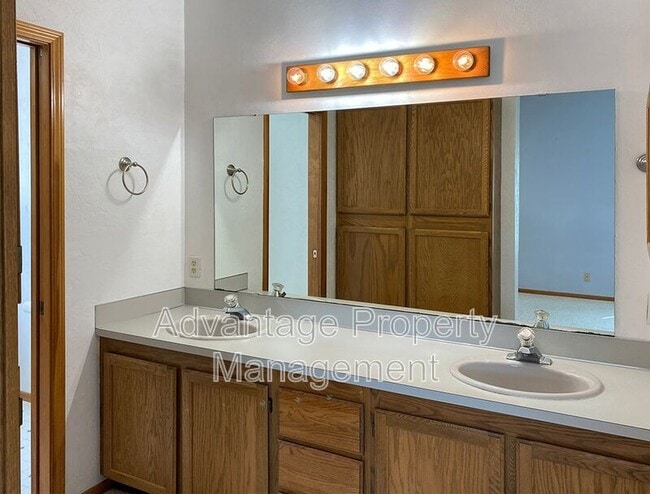 Building Photo - 1138 NE Conser Pl