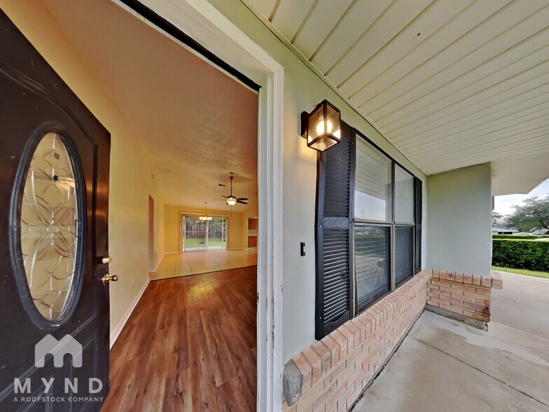 Building Photo - 1942 Peoria St