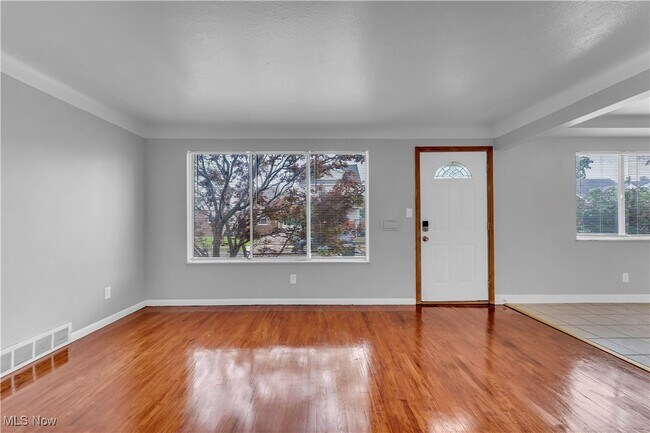 Building Photo - 10725 Vernon Ave