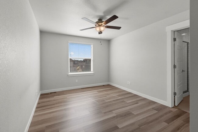 Building Photo - 290 E Chestnut St