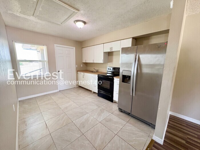 Building Photo - 2119 Navel Cir S