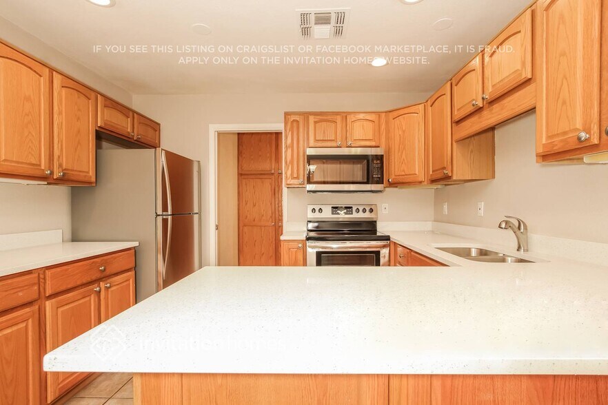 Building Photo - 2525 E Libby St