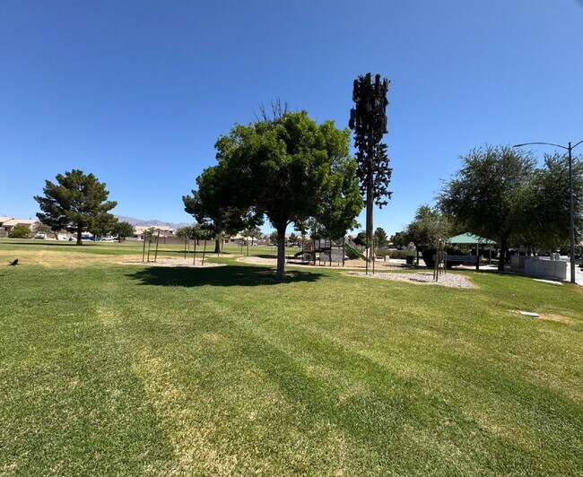 Building Photo - Spacious 4BD/3BA NLV Home with Downstairs ...