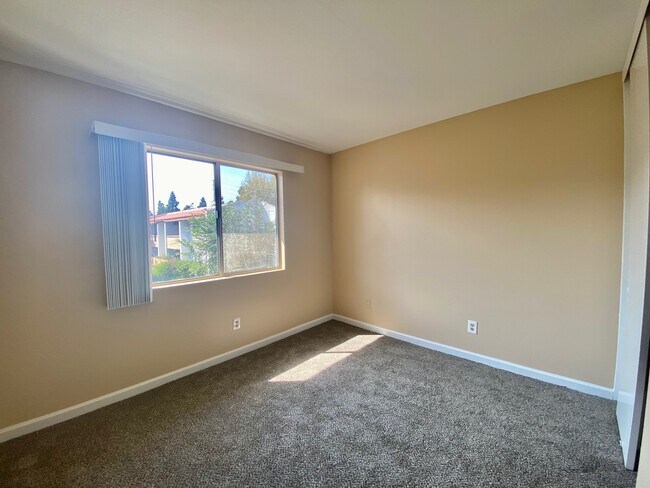 Building Photo - 2521 W Sunflower Ave