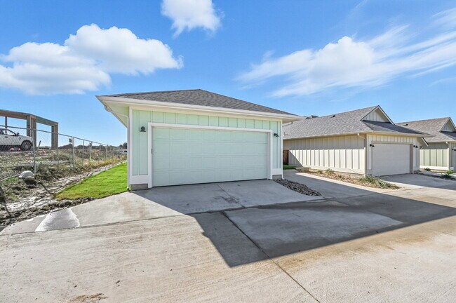 Building Photo - Brand New Custom 3 bedroom home in Granbury!