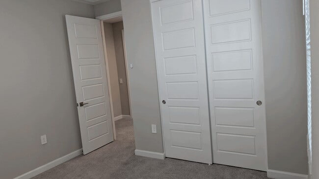 Building Photo - 4854 E Shady Glen Ave