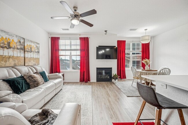 Building Photo - Spacious and Bright Modern 3-Bedroom Condo in Parker!