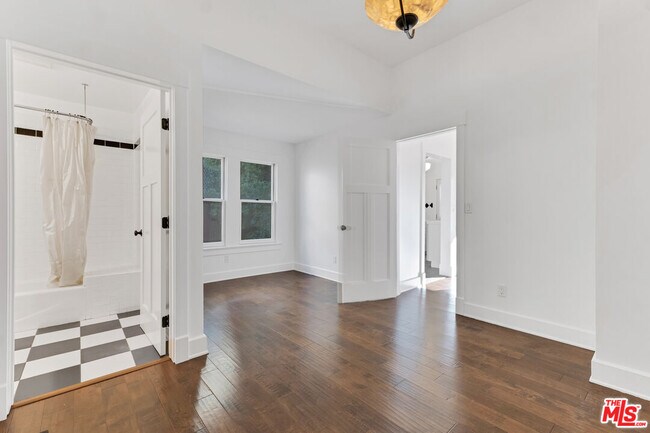 Building Photo - 6117 Glen Holly St