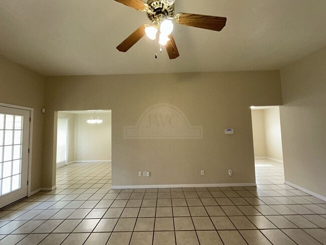 Building Photo - 405 Diana Ln