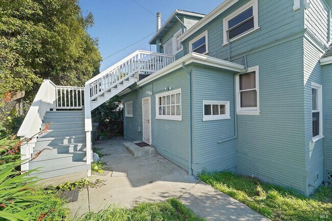 Building Photo - 302 Carolina St