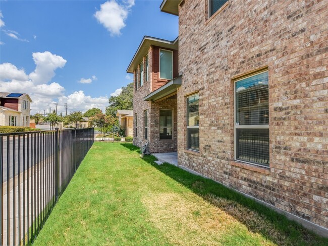 Building Photo - 301 Jeffrey David Ln W