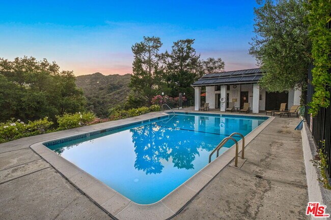 Building Photo - 1559 Palisades Dr