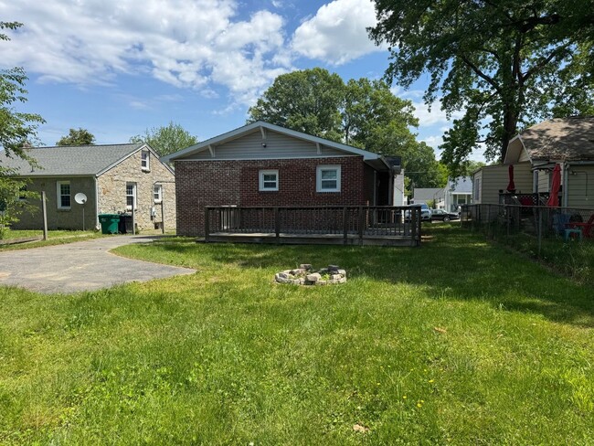 Building Photo - 812 Colonial Ave