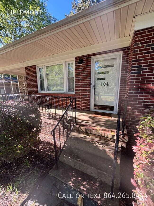 Building Photo - 104 Crescent Ridge Dr