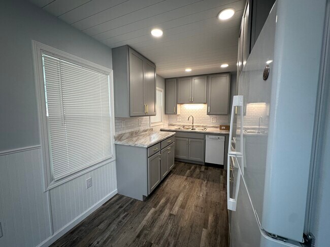 Building Photo - 1629 Kingston Rd