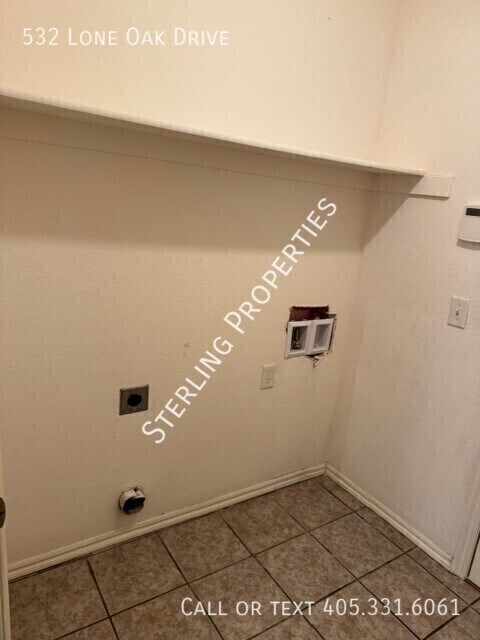 Building Photo - 532 Lone Oak Dr
