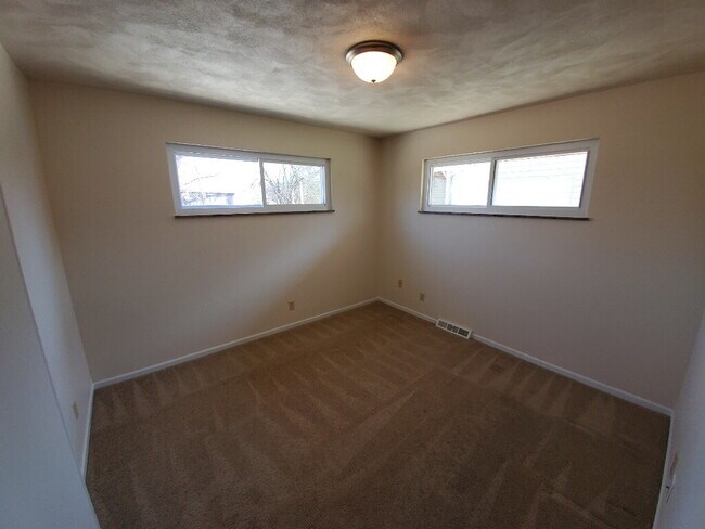 Building Photo - 8221 Sunburst Dr