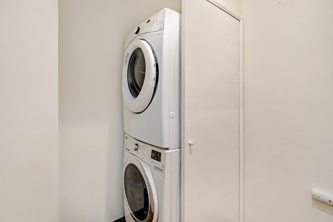 Building Photo - 16943 Hartland St