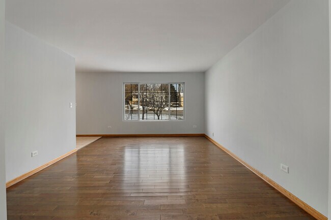 Building Photo - 1462 Glen Ellyn Rd