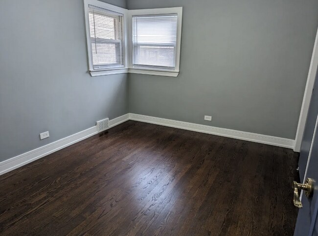 Building Photo - Spacious 3BR Unit in Quiet South Side Buil...