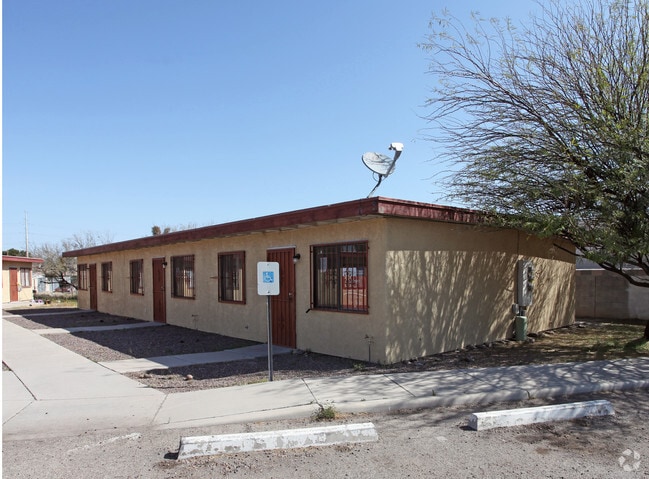 Building Photo - Triplex