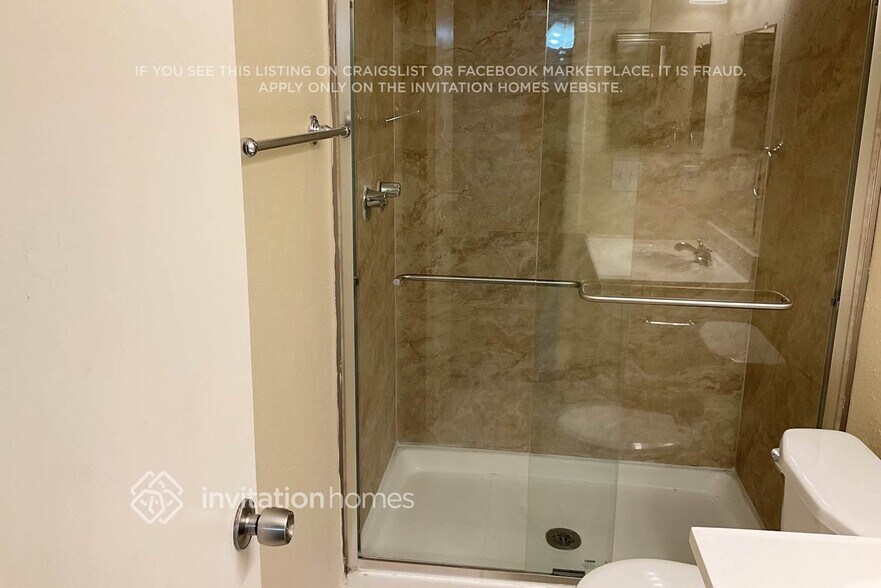 Building Photo - 714 Valley Hill Dr