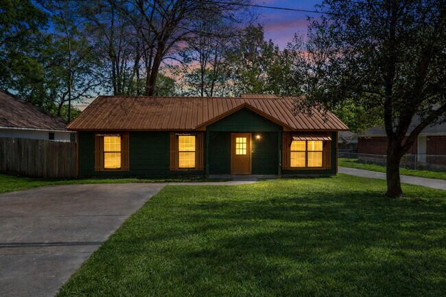 Building Photo - Enjoy comfortable, low-maintenance living in this updated, pet-friendly, carpet-free 3-bedroom ho...