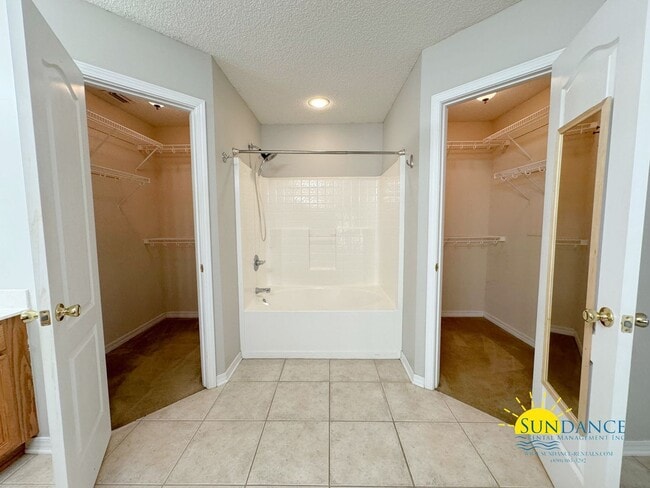 Building Photo - Cul-de-Sac Charm: Beautiful 4 Bedroom Home in Mary Esther Near Beaches and Bases!