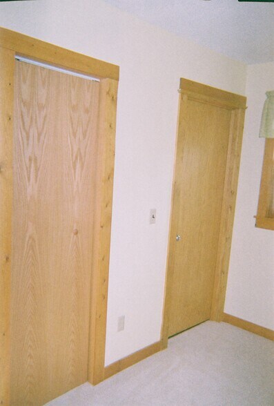 Bed 2 - 401 Lewis St