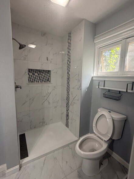 Main Shower - 332 N Delaware Ave