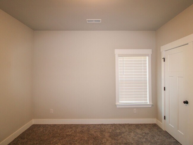 Building Photo - LIKE NEW Home in Natures Cove West in Athe...