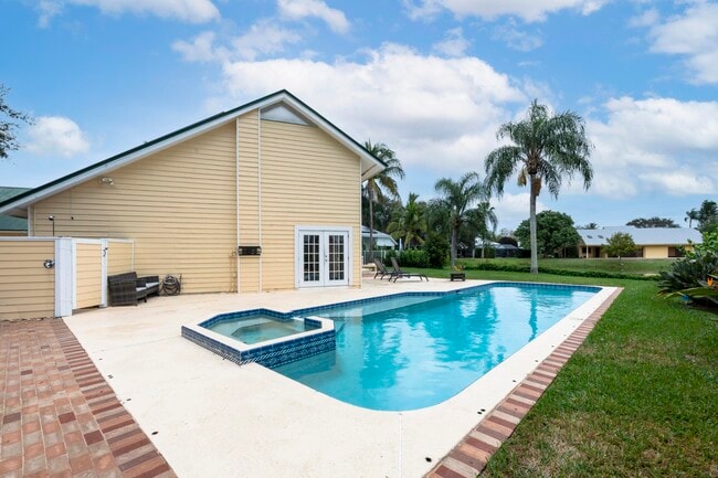 Building Photo - 10381 SE Jupiter Narrows Dr